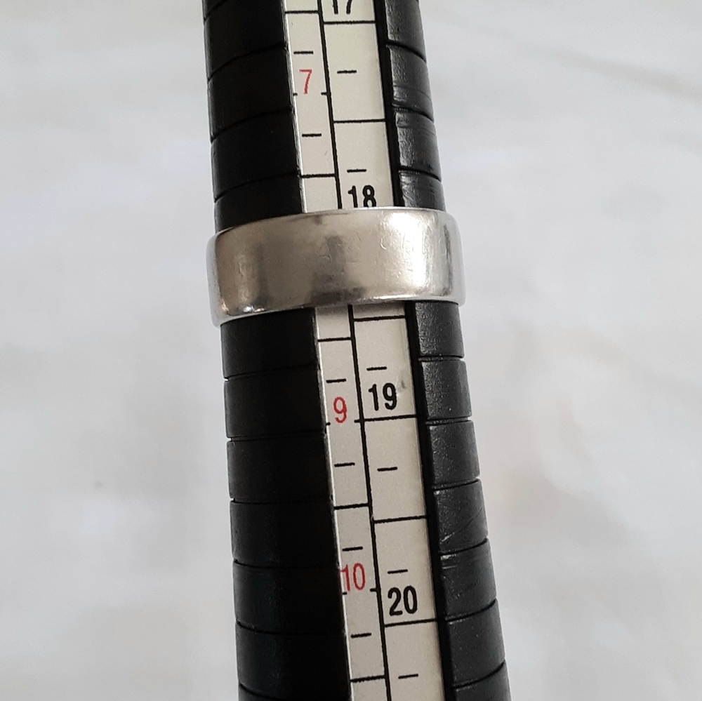 Men or Women Ring Band Size 8